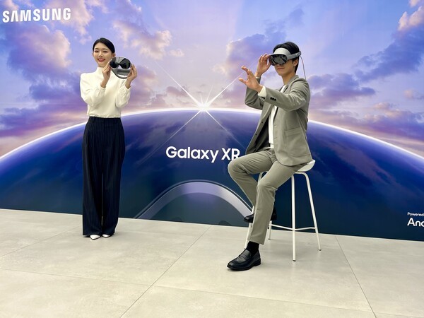 성전자 모델들이 '갤럭시 XR'을 소개하는 모습.[출처=김신혜 기자]