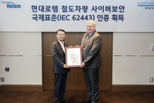 이원상(왼쪽) 현대로템 RS기술리더와 비달 도로넨(Vidar Dolonen) DNV 명예영사가 제품 인증서를 들고 기념촬영을 하고 있다. [출처=현대로템]