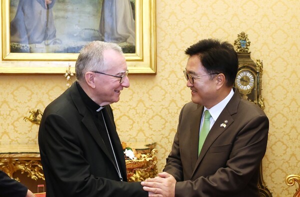 우원식 의장이 피에트로 파롤린 교황청 국무원장과 인사를 나누고 있다. [출처=국회]