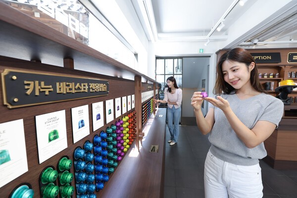 카누 캡슐 테일러 in 북촌 내 모습. [출처=동서식품]