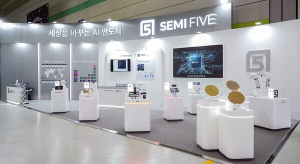 세미파이브가 반도체대전(SEDEX 2025)에 참가해 '세상을 바꾸는 AI 반도체'를 슬로건으로 내세우고, 데이터센터부터 스마트 글래스까지 이어지는 광범위한 AI 응용 설계 포트폴리오를 공개했다. [출처=세미파이브]
