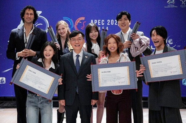 지난 15일 '글로벌 인플루언서 팸투어' 환영 행사 후 기념 촬영을 하고 있다. (왼쪽 윗줄부터 시계방향)챔보, 표신혜, 유백합, 김프로, 잇세이, 엘리나 킴, 임기모 APEC 준비기획단 부단장보, 키카 킴.[출처=APEC 정상회의 준비기획단]