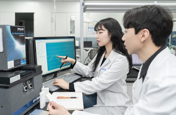 한국콜마가 전 세계 최대 화학기업인 바스프(BASF)와 협업해 자외선 흡수 및 반사 기능을 동시에 지닌 자외선차단 원료를 식품의약품안전처(이하 식약처)에 신규 등록하는 데 성공했다. [출처=한국콜마]