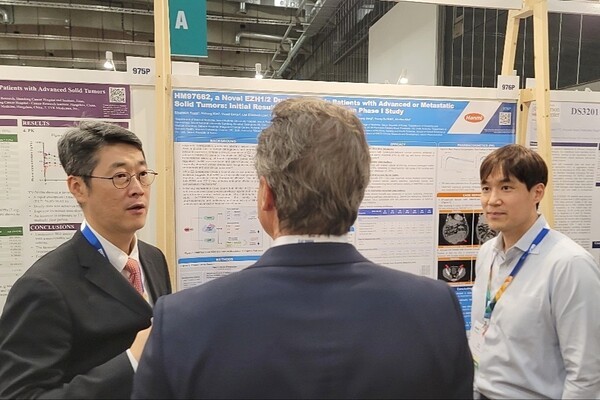 서울대병원 혈액종양내과 김범석 교수(왼쪽)와 한미약품 ONCO임상팀 이동준 선임연구원(오른쪽)이 유럽종양학회(ESMO Congress 2025)에서 HM97662의 임상 1상 연구 내용을 설명하고 있다. [출처=한미약품]