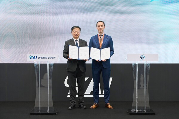 KAI 미래융합기술원 김지홍 전무와 반 다이크 NLR 부사장이 기념사진을 촬영하고 있다.[출처=KAI]