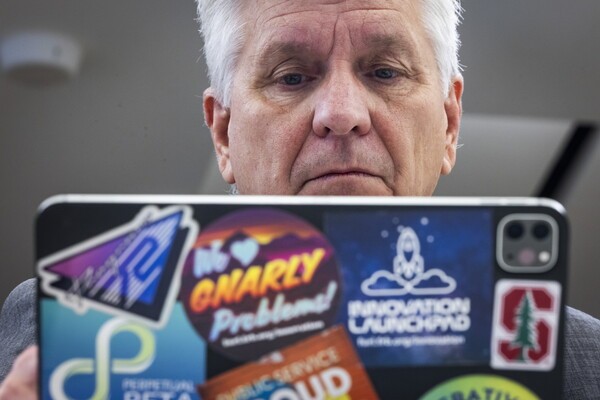 연방준비제도 이사회 위원인 크리스토퍼 J. 월러가 지난 21일 미국 워싱턴 D.C. 연방준비제도에서 열리는 지불 혁신 컨퍼런스에서 연설을 준비하고 있다. [출처=연합뉴스]