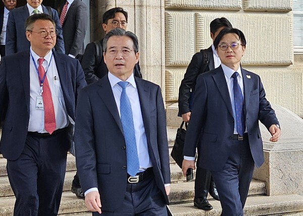 한미가 22일(현지시간) 워싱턴DC에서 무역 합의를 최종 도출하기 위한 막바지 협상을 벌였다. 김용범 대통령실 정책실장이 22일(현지시간) 김정관 산업통상부 장관과 함께 미국 워싱턴 DC에 있는 미 상무부 청사에서 하워드 러트닉 상무장관과 만난 뒤 나서고 있다. [출처=연합뉴스]