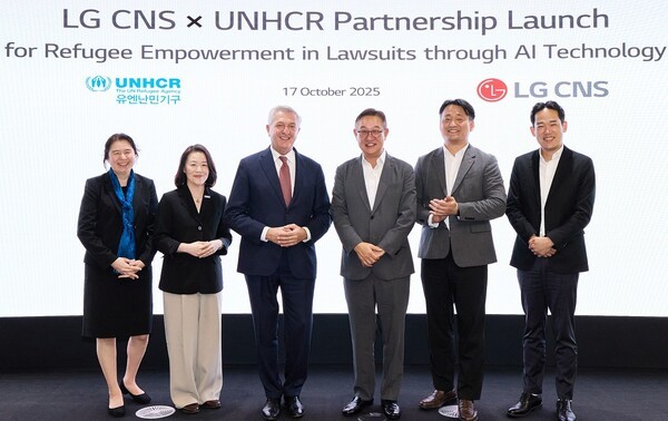 현신균 LG CNS 사장(오른쪽 세번째)과 필리포 그란디 유엔난민기구 최고대표(왼쪽 세번째)가 파트너십 체결식에서 사진촬영하는 모습. [출처=LG CNS]