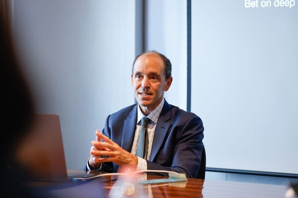 크리스 리헤인 오픈AI 글로벌 대외협력 최고 책임자가 23일 기자들 앞에서 발언하고 있다. [출처=오픈AI]