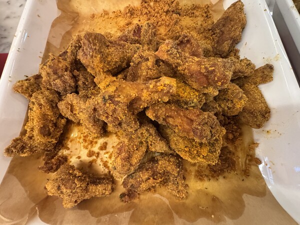 제너시스BBQ, 신메뉴 ‘뿜치킹(BBoomCheeKing)’. [출처=전제형 기자]