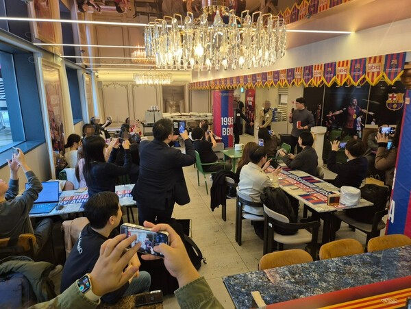 제너시스BBQ의 연구개발(R&D)센터인 세계식문화과학기술원 장낙훈 상품개발팀장이 지난 22일 서울 종로구 BBQ 청계광장점에서 열린 ‘뿜치킹(BBoomCheeKing)’ 신제품 미디어 간담회 현장에 참석해 신메뉴 개발 배경과 시즈닝 라인업 확장 계획 등을 소개하고 있다. [출처=전제형 기자]