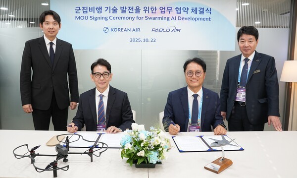 (왼쪽부터) 김영준 파블로항공 의장, 이원찬 파블로항공 대표, 김경남 대한항공 항공기술연구원 원장, 임진규 대한항공 항공우주사업 대표가 22일 ADEX 대한항공 부스에서 진행된 ‘기술협력 양해각서 체결식’에서 기념촬영을 하고 있다. [출처=파블로항공]