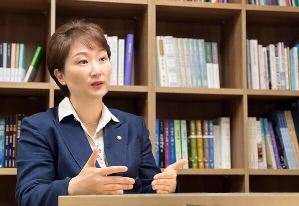 이언주 더불어민주당 최고위원은 23일 국회 산업통상자원중소벤처기업위원회 국정감사에서 판교가 진정한 의미의 '경기도 실리콘밸리'로 거듭나기 위해서는 글로벌 시장을 겨냥한 국제 창업도시로 발전해야 한다고 주장했다. [출처=이언주 의원실]