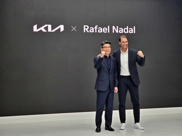 송호성 기아 사장(왼쪽)과 라파엘 나달이 23일  서울 성동구에 위치한 ‘기아 언플러그드 그라운드’에서 공식 후원 파트너십 연장 조인식 기념 촬영을 하고 있다. [사진=진명갑 기자 ]