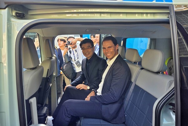 송호성 사장과 라파엘 나달이 PV5에 탑승해 보고 있다. [사진=진명갑 기자]