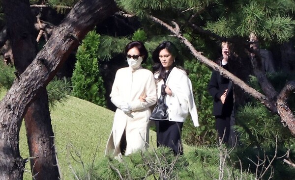 지난해 홍라희 전 삼성미술관 리움 관장(왼쪽)과 이부진 호텔신라 사장이 경기도 수원 선영에서 치러진 고 이건희 삼성그룹 회장의 4주기 추도식에 참석하고 있다. [출처=연합]