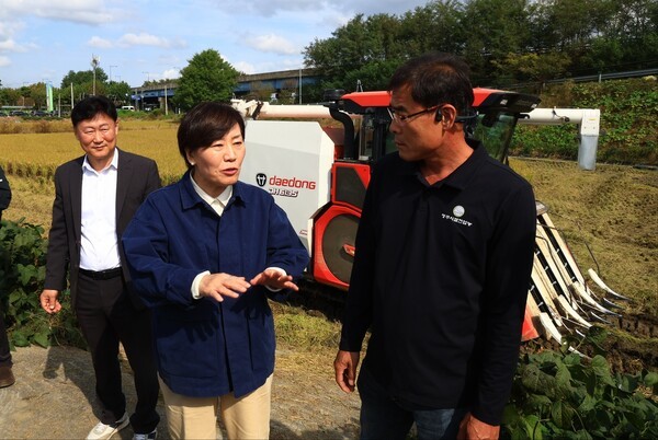 송미령 농식품부 장관이 벼 수확 현장을 방문한 모습. [출처=농림축산식품부]