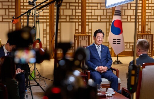 이재명 대통령이 22일 용산 대통령실 자유홀에서 CNN과 인터뷰를 하고 있다. [출처=대통령실]