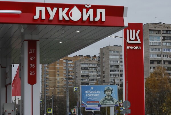 23일(미국 동부시간) 뉴욕상업거래소에서 12월 인도분 서부텍사스산원유(WTI)는 전장 대비 3.29달러(5.62%) 튀어 오른 배럴당 61.79달러를 기록했다. [출처=연합뉴스]