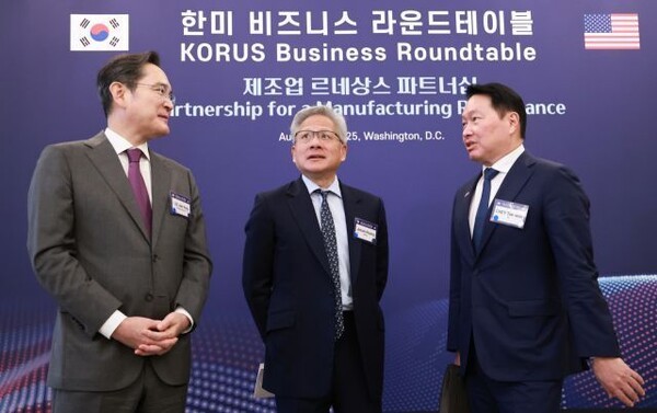 이재용 삼성전자 회장과 최태원 대한상공회의소 회장 겸 SK그룹 회장이 지난 8월25일(현지시간) 미국 워싱턴DC 윌라드 호텔에서 열린 한미 비즈니스 라운드 테이블 리셉션에서 젠슨 황 엔비디아 최고경영자(CEO)와 대화하고 있다. [출처=연합]