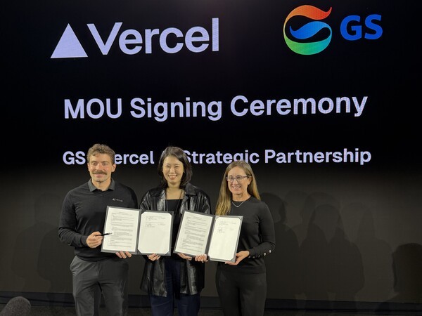 (사진 왼쪽부터) 버셀의 창립자이자 CEO 기예르모 라우치, 김진아 ㈜GS 상무, 잔 그로서 버셀 최고운영책임자(COO)가 MOU 체결 후 기념 촬영하는 모습. [출처=GS그룹]