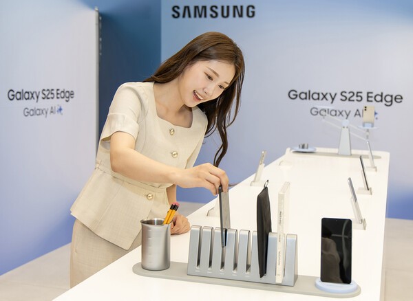 '삼성 강남'에서 진행된 신제품 공개 행사에서 모델이 '갤럭시 S25 엣지'를 선보이고 있다.[출처=삼성전자]