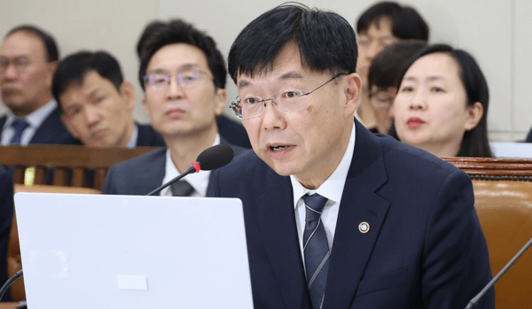 안형준 국가데이터처장이 지난 21일 국회 기획재정위원회의 관세청, 국가데이터처, 조달청에 대한 국정감사에서 위원 질의에 답하고 있다. [출처=연합]