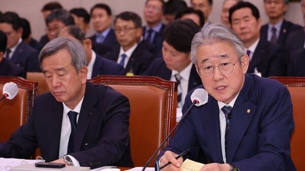 강호동 농업협동조합중앙회 회장이 24일 서울 여의도 국회 농림축산식품해양수산위원회에서 열린 국정감사에서 의원 질의에 답하고 있다. [출처=연합]