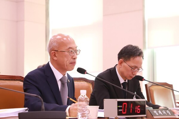 조원철 법제처장이 헌법 제84조에 명시된 대통령의 불소추 특권에 대해 '소추'의 범위를 기소뿐만 아니라 공소 수행까지 포함하는 것으로 해석하고, 관련 헌법 주석서 개정을 검토하겠다고 밝혔다.[출처=전현희 의원실]