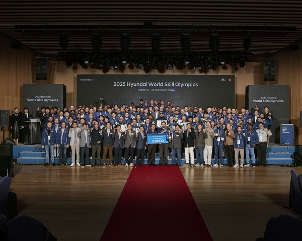 제15회 월드스킬올림픽 참가자들이 시상식 이후 단체사진을 촬영하는 모습 [출처=현대자동차]