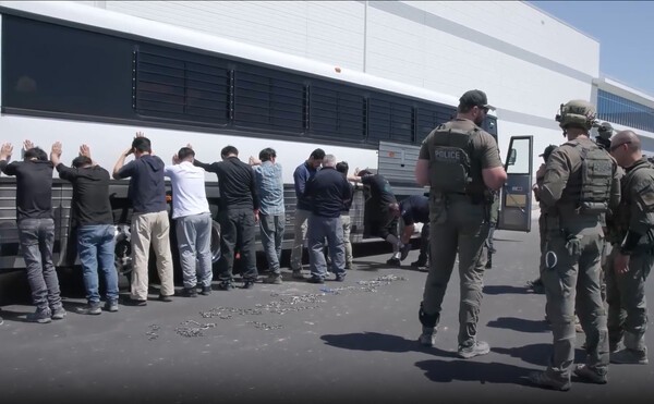 미국 이민 단속 당국이 홈페이지를 통해 지난달 조지아주 현대차그룹-LG에너지솔루션의 합작 배터리 공장 건설현장에서 벌인 불법체류·고용 단속 현장 영상을 홈페이지를 통해 공개했다. [출처=연합뉴스]