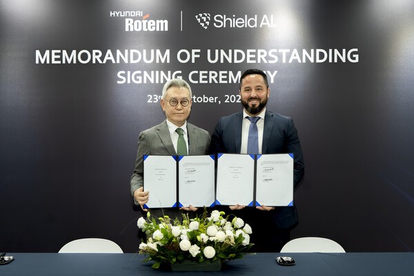 이정엽(왼쪽) 현대로템 부사장과 마이크 한린 쉴드AI 글로벌 전략 및 사업개발 총괄이 ‘국방 AI 기반 다목적 드론 운용 기술 개발을 위한 업무협약’을 체결한 후 기념촬영을 하고 있다.[출처=현대로템]