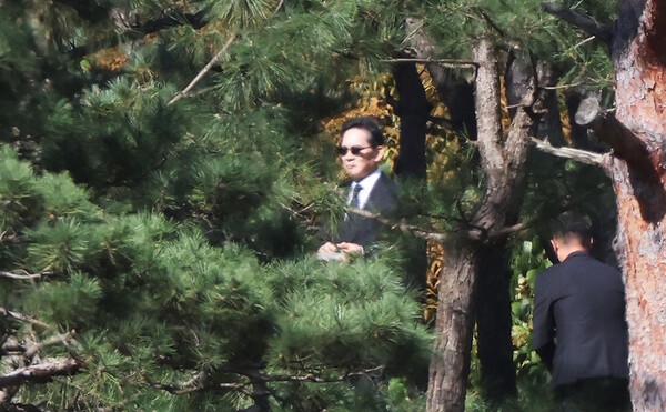 이재용 삼성전자 회장이 오늘 경기도 수원 선영에서 진행된 고(故) 이건희 삼성 선대회장의 5주기 추도식에 참석했다. [출처=연합]