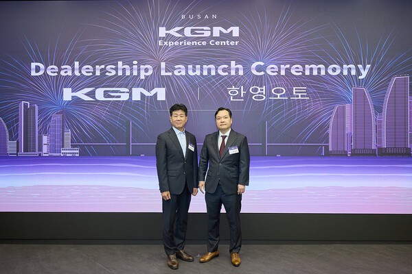 지난 23일 KGM 익스피리언스 센터 부산에서 열린 ‘딜러십 론칭 세리머니’에서 황기영 KGM 대표이사(왼쪽)와 김종헌 한영 오토 대표이사(오른쪽)가 기념 사진을 촬영하고 있다. [출처=KGM]
