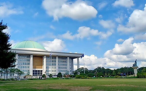 26일 국회 농림축산식품해양수산위원회 소속 윤준병 의원이 농림축산식품부로부터 제출받은 자료를 보면, 2023년부터 올해까지 3년간 자연재해로 인한 피해 농가는 2023년 22만 9785호, 2024년 14만 6233호, 2025년 10만 6668호로 총 48만 2686호로 집계되었다. [출처=이비엔]