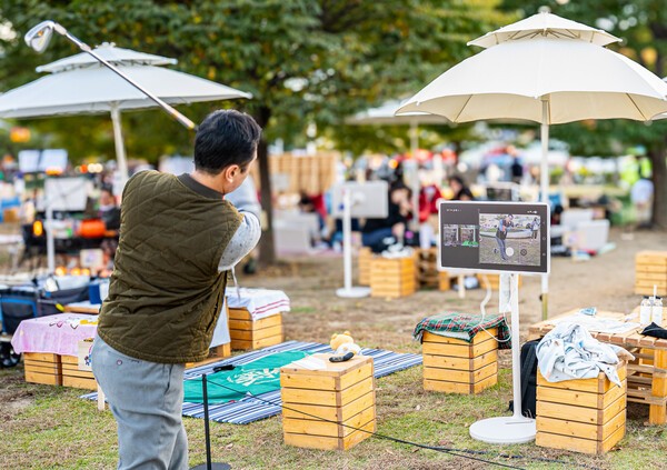 LG전자가 이동식 스크린의 대명사 스탠바이미 2의 다양한 활용성을 알리기 위한 '스탠바이미 러버 챌린지'를 개최했다. 시선강탈상을 수상한 구민희 씨는 휴대폰 미러링을 통해 스탠바이미에서 본인의 골프 스윙을 실시간으로 확인하며 연습에 몰두하는 모습으로 시선을 사로 잡았다. [출처=LG전자]