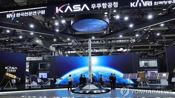 20일 경기도 고양시 킨텍스에서 열린 서울 국제 항공우주 및 방위산업 전시회(ADEX) 개막식에서 우주항공청 부스 누리호가 위용을 드러내고 있다.[출처=연합뉴스]