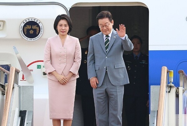 말레이시아 아세안 정상회의 참석차 출국하는 이재명 대통령과 김혜경 여사가 26일 성남 서울공항 공군 1호기에서 환송객에게 인사하고 있다.[출처=연합뉴스]