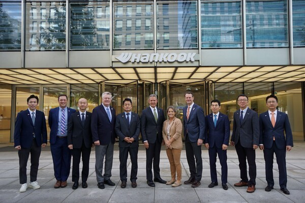 빌 리(Bill Lee) 미국 테네시 주지사(중앙), 이수일 한국앤컴퍼니그룹 부회장 겸 한온시스템 대표(중앙 좌측), 박종호 한국앤컴퍼니 대표이사, 김준현 한국앤컴퍼니 경영총괄, 안종선·이상훈 한국타이어 공동대표 등이 24일 오전 간담회에 앞서 경기도 판교 본사 테크노플렉스 앞에서 기념촬영을 하고 있다. [출처=한국앤컴퍼니그룹]