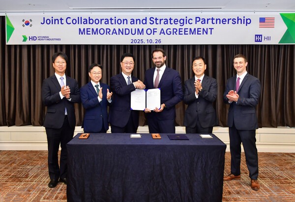HD현대와 헌팅턴 잉걸스는 26일(일) ‘APEC 2025’가 열릴 예정인 경북 경주의 라한셀렉트 호텔에서 HD현대중공업 특수선사업부 주원호 사장과 헌팅턴 잉걸스 에릭 츄닝 전략 개발 총괄 부사장(사진 왼쪽에서 세번째와 네번째)이 참석한 가운데 ‘상선 및 군함 건조 협력에 관한 합의 각서(MOA)’를 체결했다. [출처=HD현대]