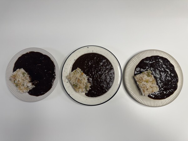 (왼쪽부터) 풀무원 ‘직화짜장’, 오뚜기 ‘오즈키친 정통직화유니짜장’, 롯데웰푸드 ‘요리킥 볶음간짜장’. [출처=전제형 기자]