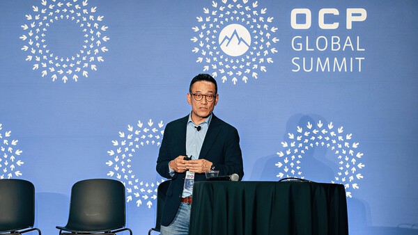 지난 14일 미국 새너제이에서 진행된 '2025 OCP 글로벌 서밋'에서 발표를 진행하고 있는 김천성 SK하이닉스 부사장. [출처=SK하이닉스]