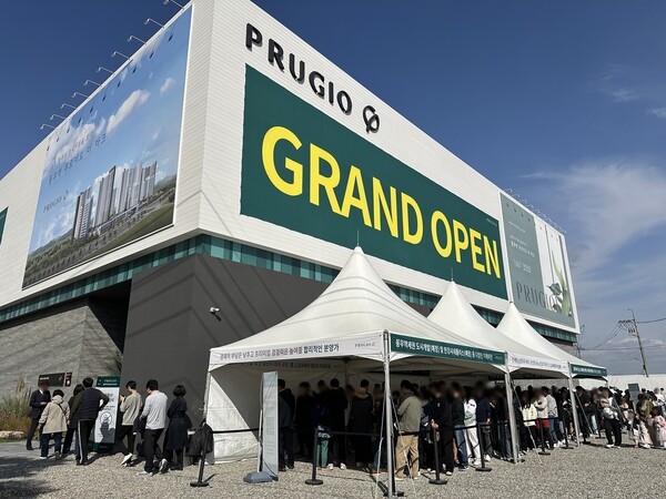 풍무역 푸르지오 더마크 견본주택 입장을 위해 줄을 선 방문객들의 모습[출처= 대우건설]