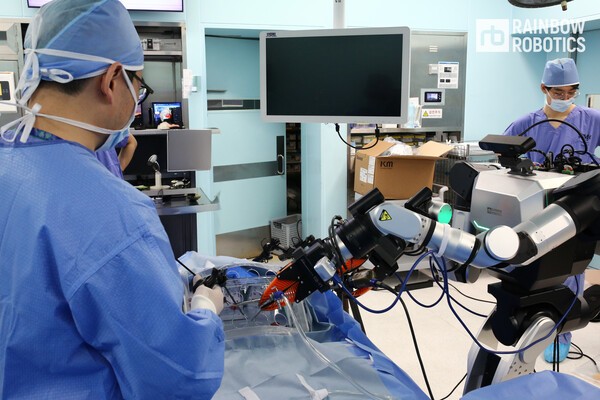 레인보우로보틱스가 보건복지부의 ‘한국형 ARPA-H 프로젝트’ 1단계에 선정돼 의료용 이동형 양팔 로봇을 개발하고 있다고 27일 밝혔다. [출처=레인보우로보틱스]