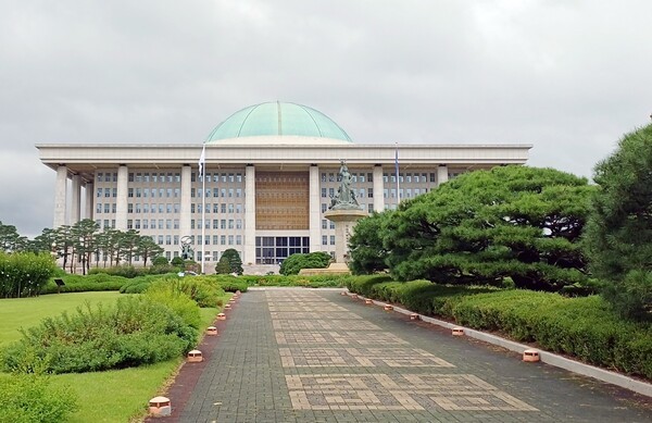 27일 한국은행 국정감사 자료에 따르면, 자영업자 대출 증가는 주로 저소득층에서 두드러졌다. 같은 기간 고소득 자영업자와 중소득 자영업자의 대출 잔액은 각각 0.7조 원, 1.2조 원 감소한 반면, 소득 하위 30%에 속하는 저소득 자영업자의 대출 잔액은 6분기 연속 증가세를 보였다.[출처=이비엔]