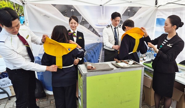 진에어·에어부산·에어서울 객실승무원들이 청소년에게 기내 안전 교육을 진행하고 있는 모습.[출처=진에어]