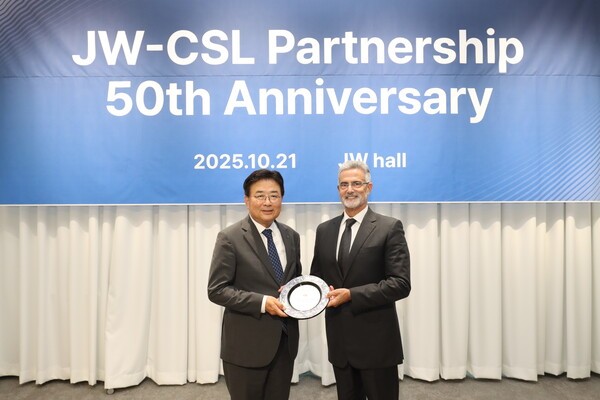 JW중외제약은 글로벌 제약사 CSL 비포(CSL Vifor)와의 파트너십 50주년을 맞아 지난 21일 경기도 과천시 소재 JW사옥에서 기념식을 개최했다. 신영섭 JW중외제약 대표(왼쪽)이 안토니우 주르당(Antonio Jordao) CSL 비포 글로벌 파트너 비즈니스 총괄에게 감사패를 전달하고 있다. [출처=JW중외제약]