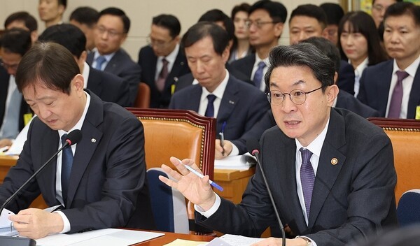 이억원 금융위원장이 27일 서울 여의도 국회에서 열린 정무위원회의 종합감사에서 위원 질의에 답하고 있다. 사진 왼쪽부터 이찬진 금융감독원장, 이억원 금융위원장. [출처=]