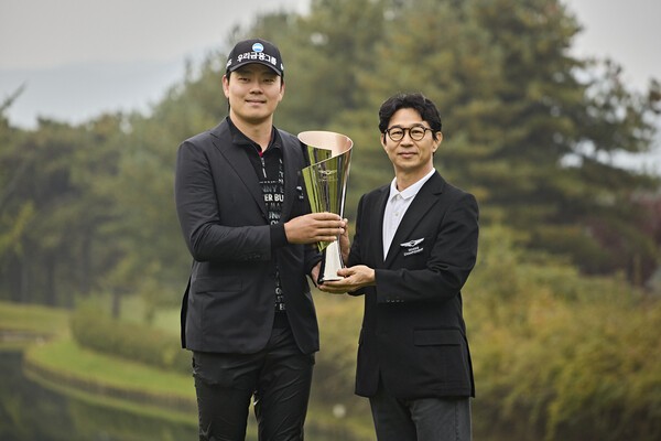 (왼쪽부터) 2025 제네시스 챔피언십 우승자이정환 선수와 제네시스사업본부장 송민규 부사장 [출처=제네시스]