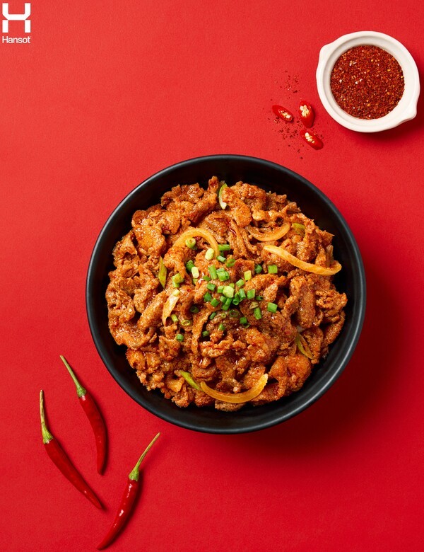 한솥도시락이 단백질 공급원으로 주목받는 돼지고기를 활용한 신메뉴 ‘제육 많이 덮밥’ ‘돼지불백 시리즈’를 선보이며 고단백 도시락 시장을 공략하고 있다. [출처=한솥도시락]